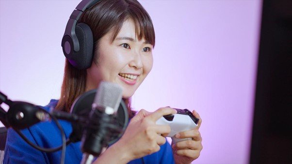 ゲームをする女性のイメージ