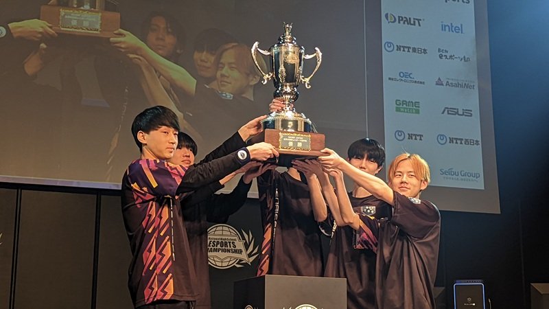 優勝トロフィーを掲げるルネサンス大阪高等学校梅田eスポーツキャンパス「Haven Liberty」