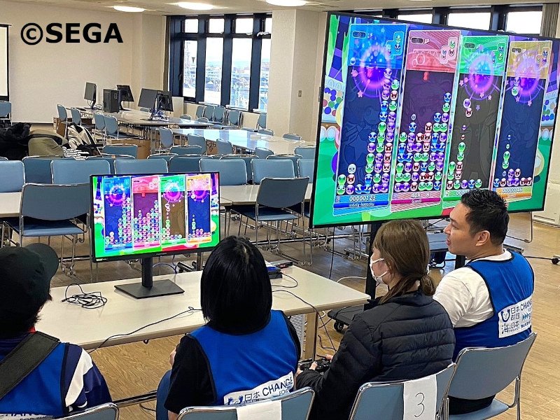 ぷよぷよeスポーツを楽しむ4人の男女