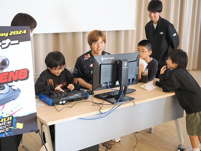 子ども達と触れあうダブル選手