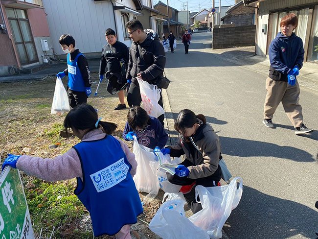 ごみ拾いをするeスポGOMI in 徳島の参加者