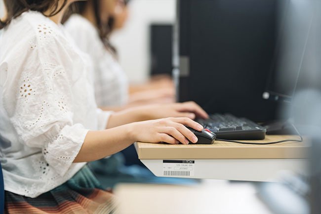 PCを操作する女性のイメージ