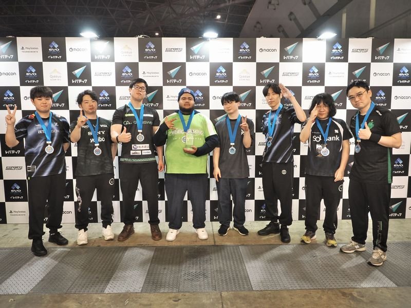 「スト6」のTOP8のメンバーの写真