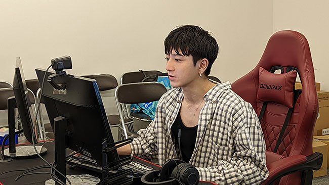 スプリットの解説をするFlaxさんの画像
