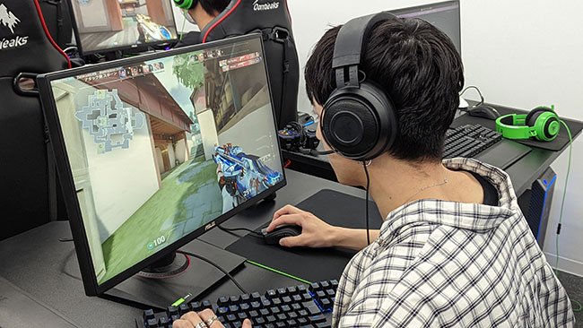 生徒たちと対戦するFlaxさんの画像