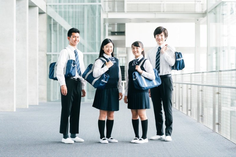 男女4人の学生が並んでいるイメージ