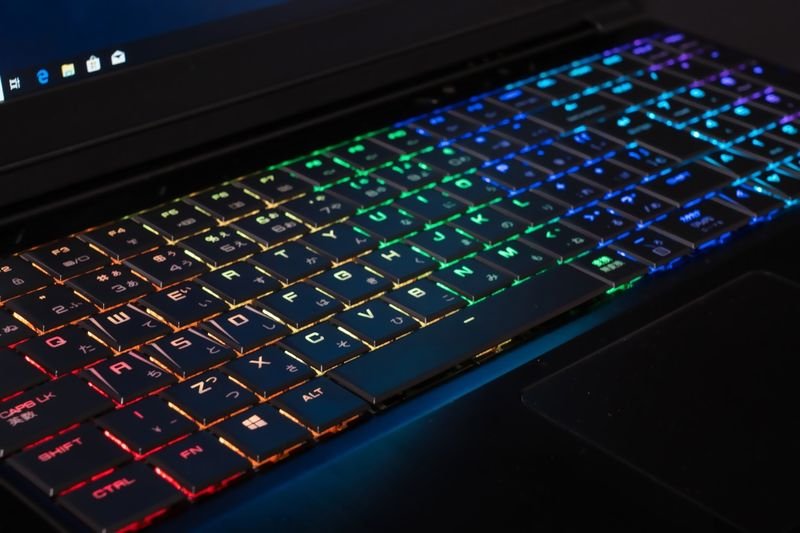 光るキーボードのイメージ1