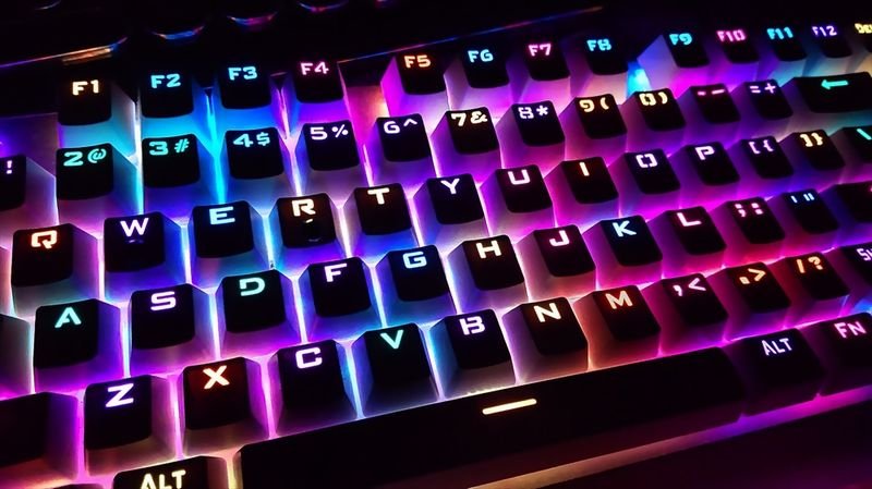 光るキーボードのイメージ2
