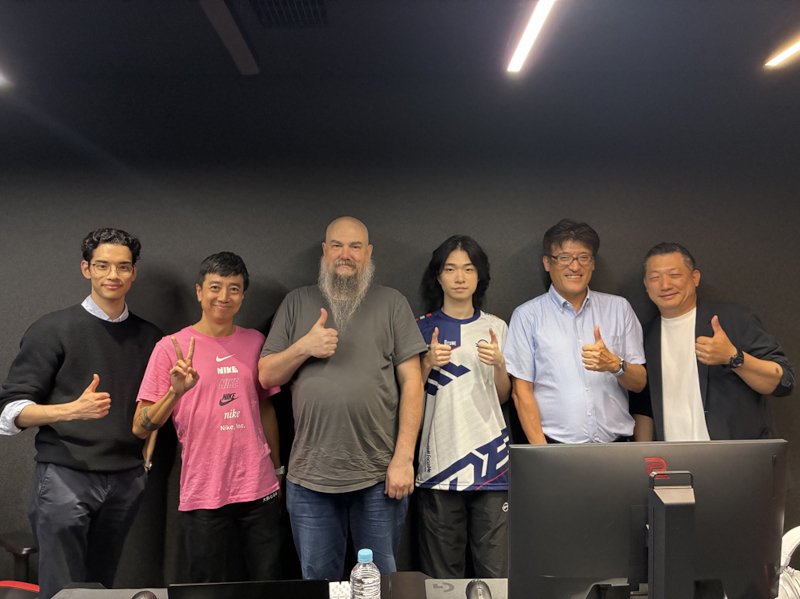 DFM Meiy選手とロジクールG開発陣の写真