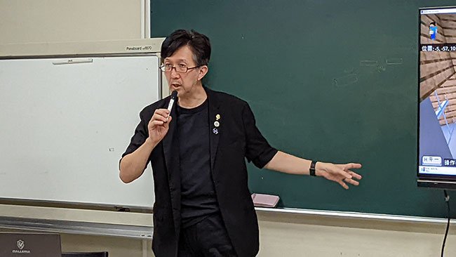 講評をするタツナミさんの写真