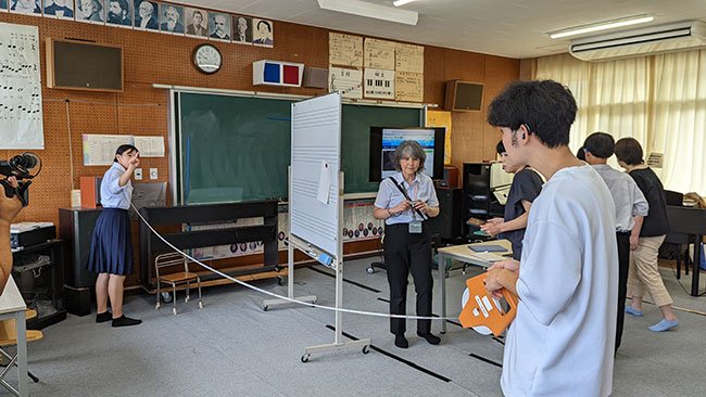 音楽室の寸法を測る生徒たちの写真