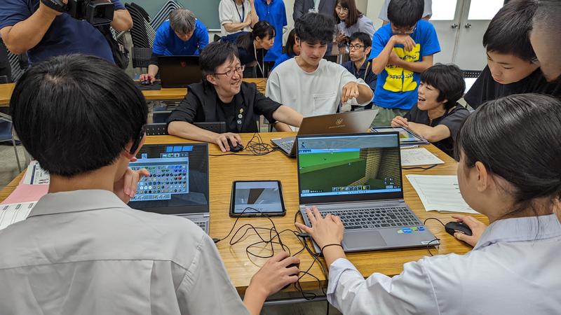 教室を制作する生徒たちの写真