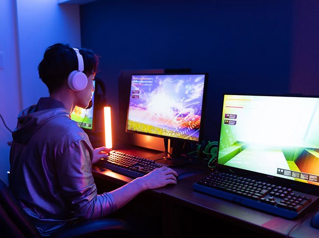 ゲームを遊ぶ男性
