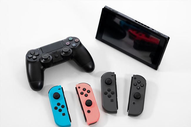 家庭用ゲーム機とコントローラーのイメージ