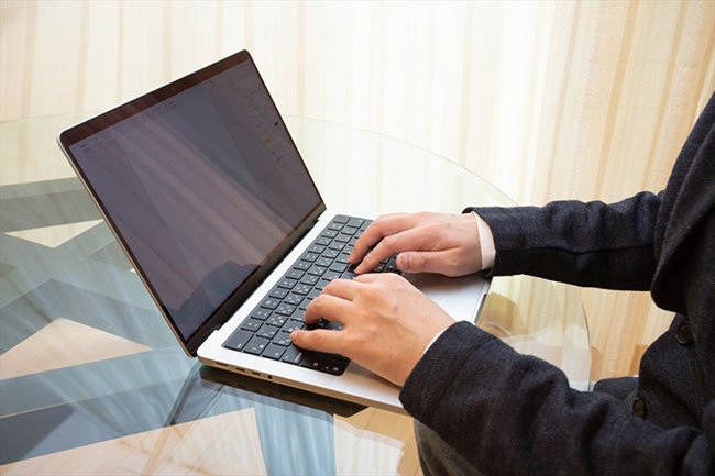 macを操作する男性のイメージ
