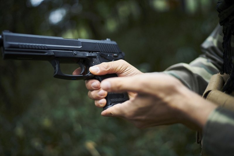 拳銃を構える手元のイメージ