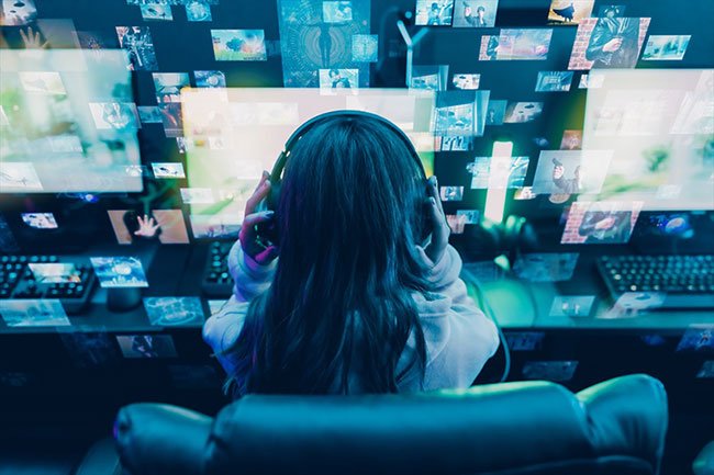 モニターの前でヘッドセットを装着している女性