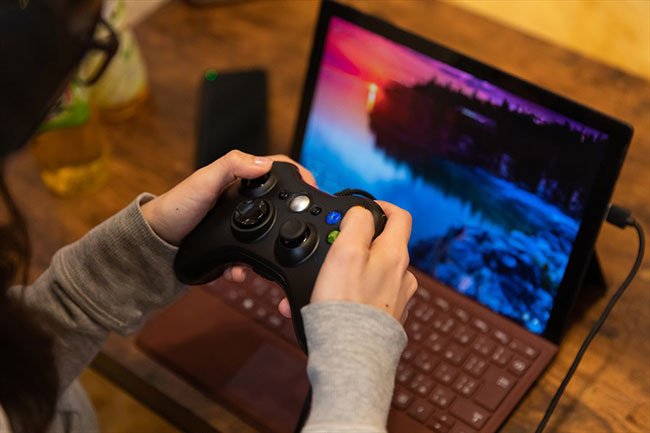 ノートパソコンでゲームを楽しむイメージ