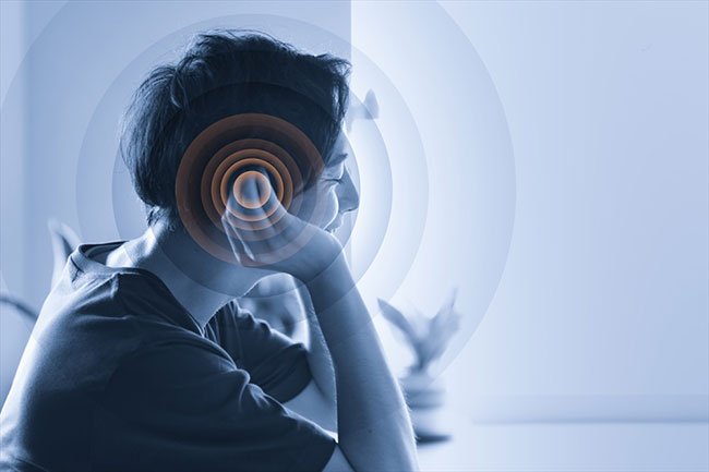 音を聞く男性のイメージ