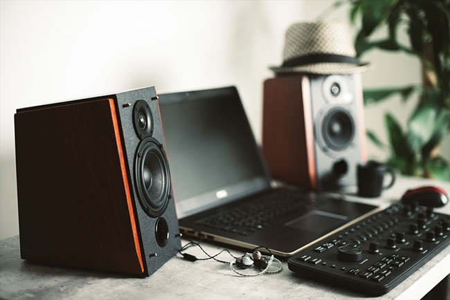 1対のスピーカーとノートパソコン
