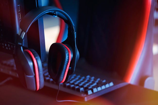 ヘッドセットやモニター、キーボードのイメージ